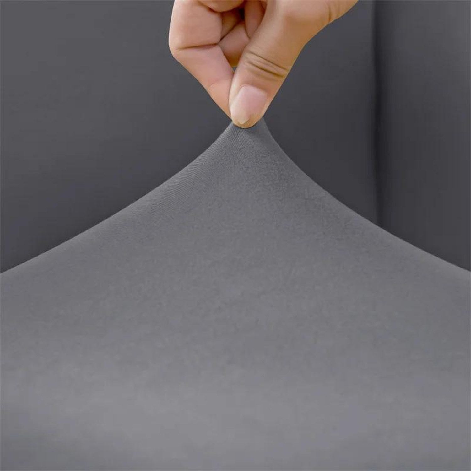 Gros plan sur l'élasticité du tissu de la housse de chaise de bureau