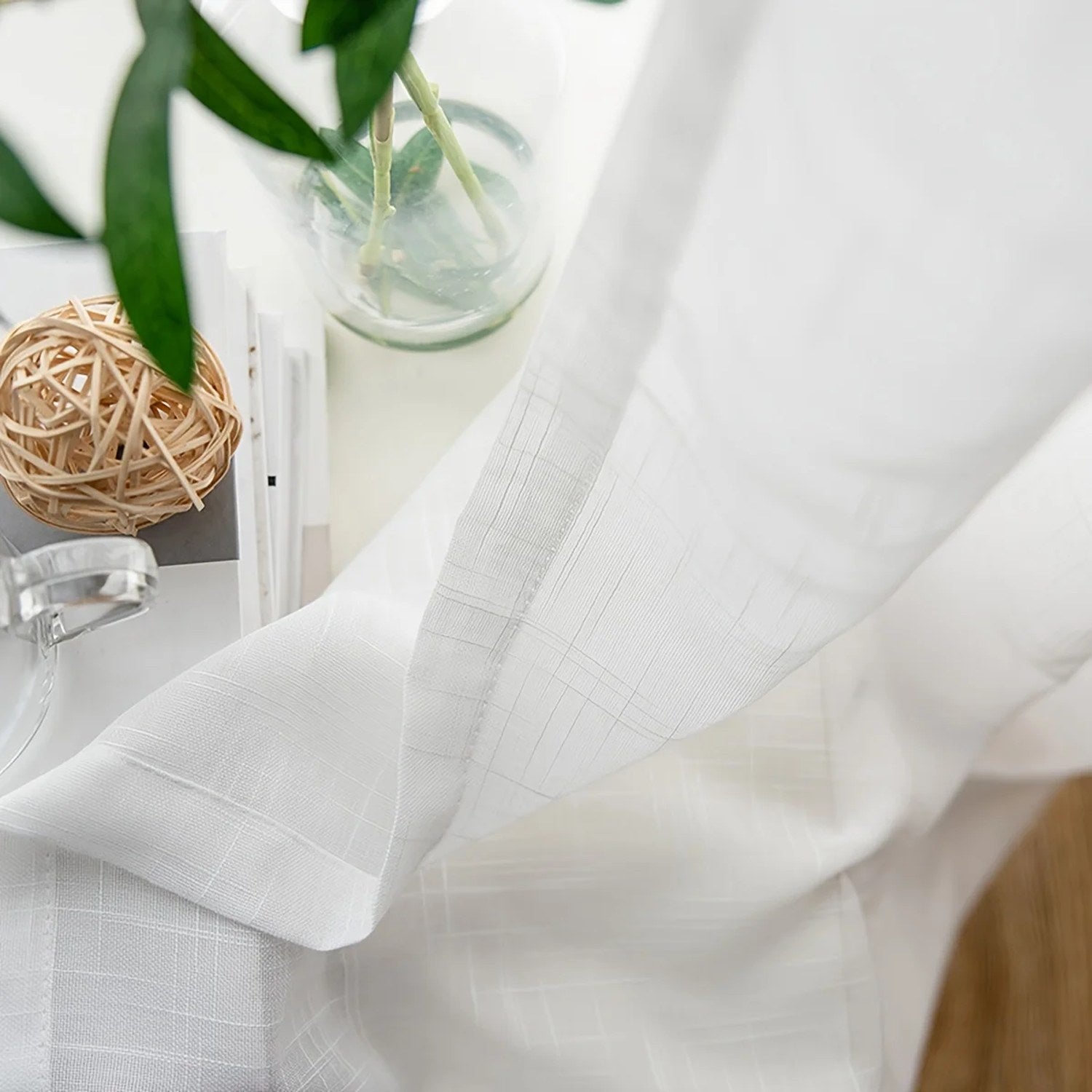 Gros plan sur la maille en tulle blanc à l'effet lin du voilage
