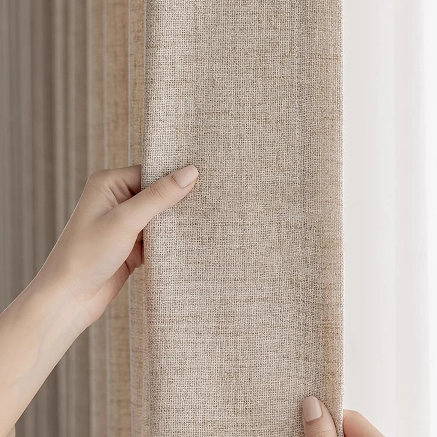 Gros plan sur la texture tissée aspect lin du voilage écru