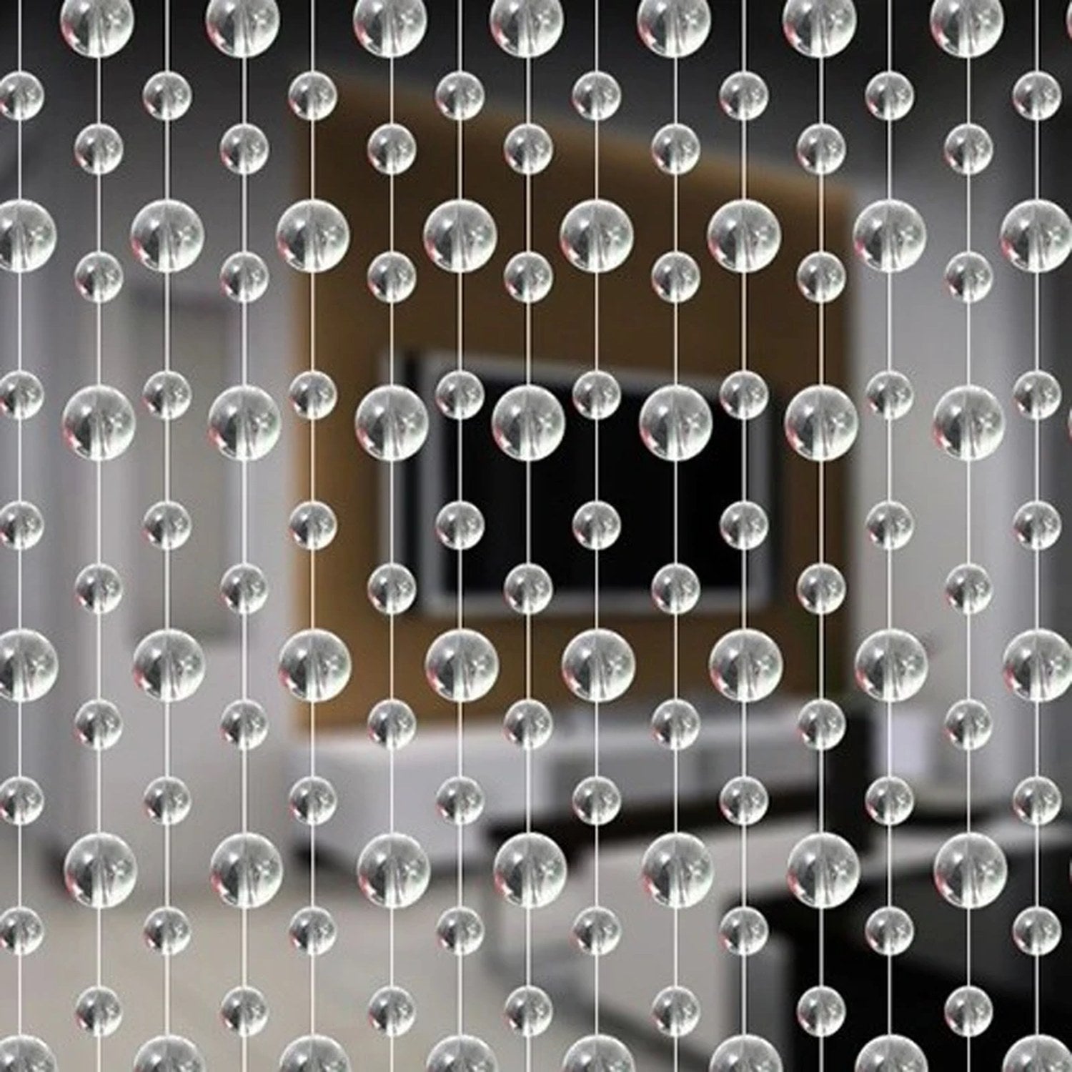 Détail des boules de verre transparentes du rideau de perles