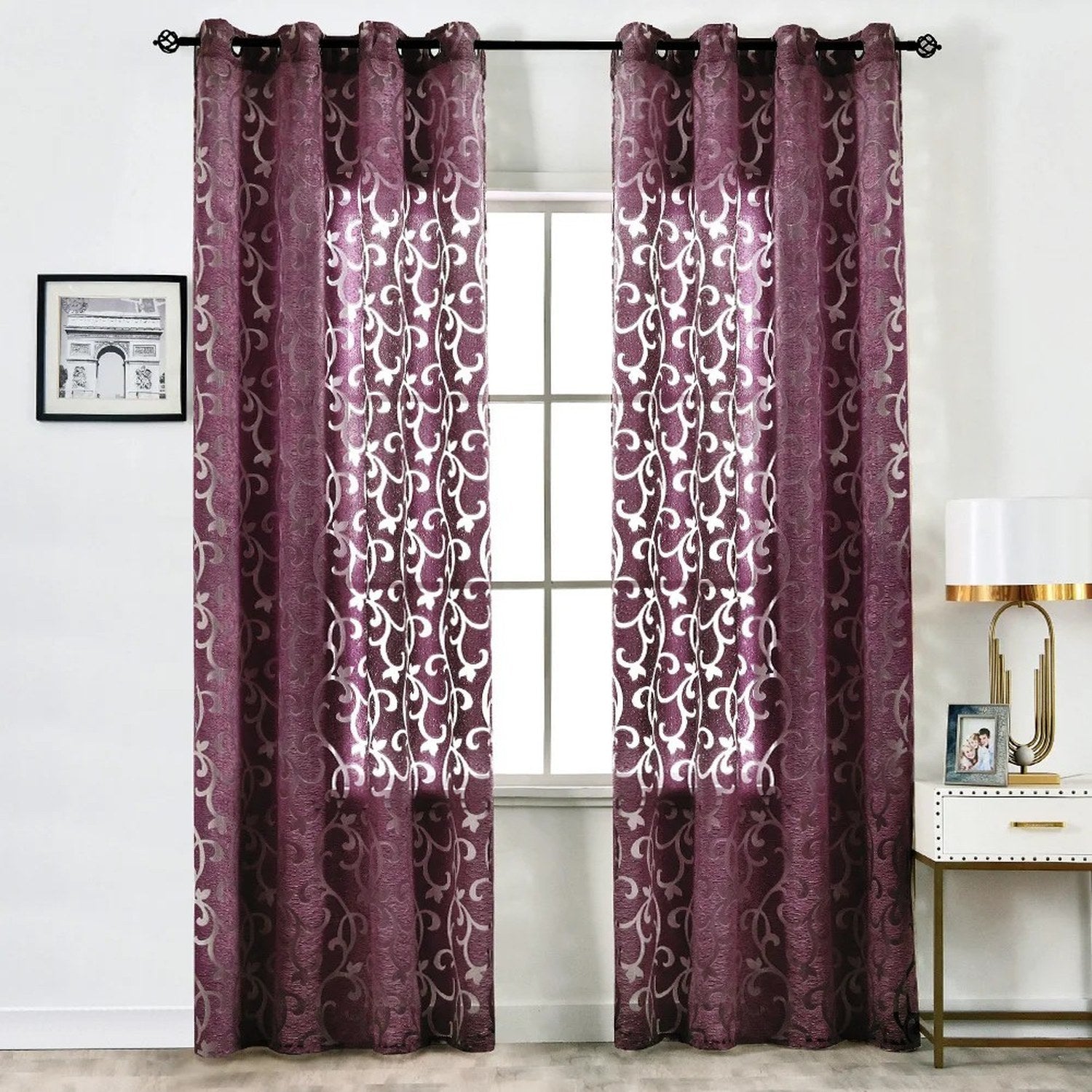 Rideau voilage jacquard violet suspendu dans un salon élégant