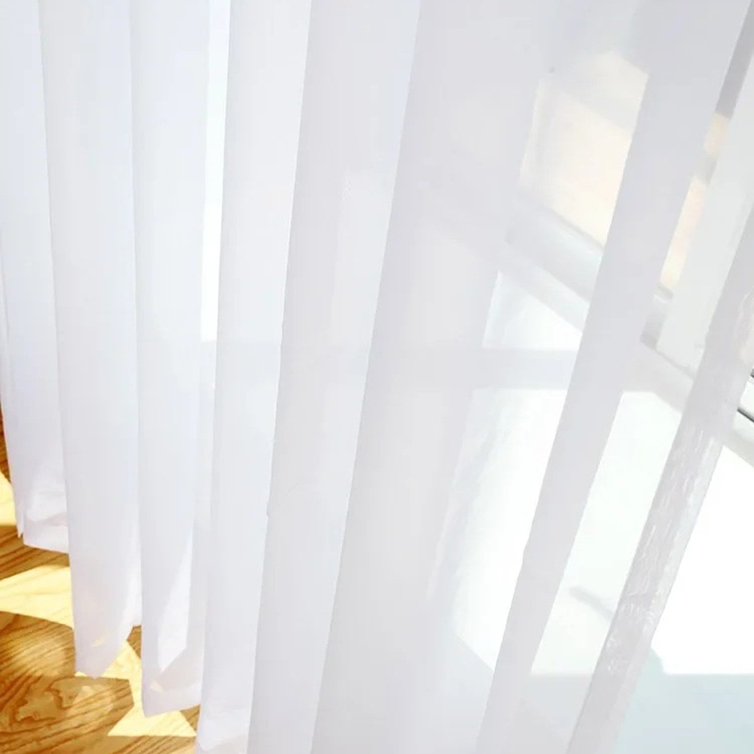 Gros plan sur le tissu tulle transparent du voilage blanc
