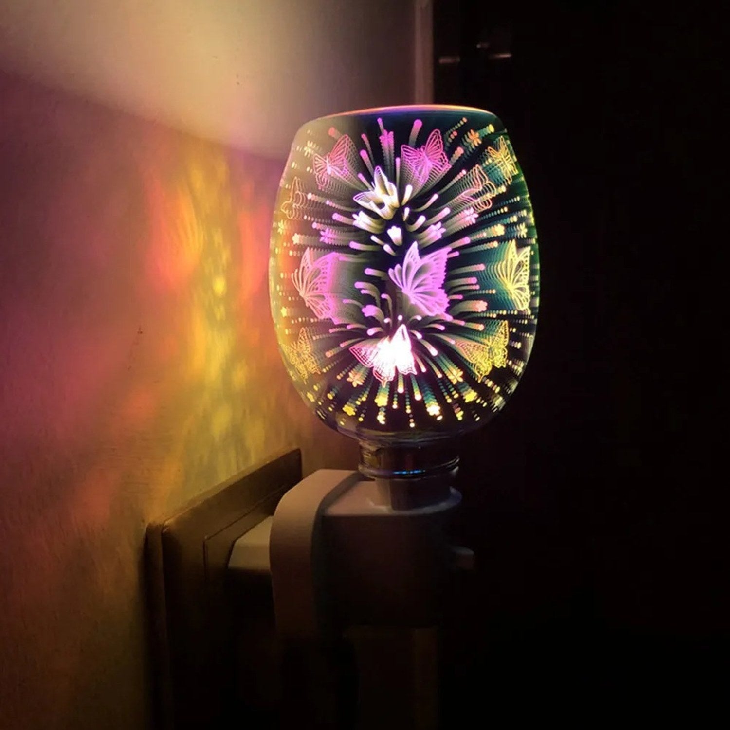 Brûle-parfum électrique allumé projetant une lumière colorée sur un mur