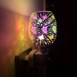 Brûle-parfum électrique allumé projetant une lumière colorée sur un mur