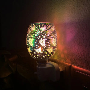 Brûle-parfum électrique lumineux posé près d'une plante dans une pièce sombre