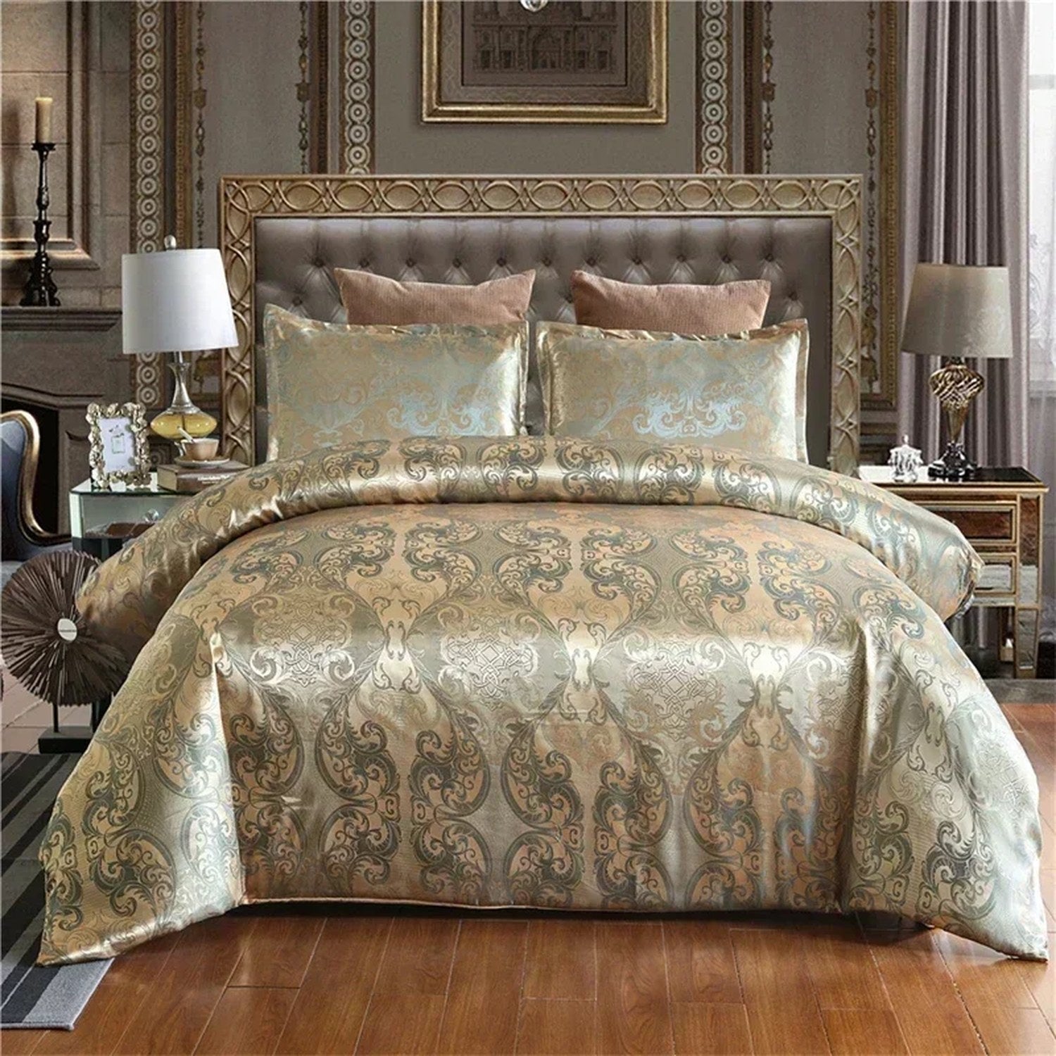 Parure de lit en satin jacquard doré présentée sur un grand lit