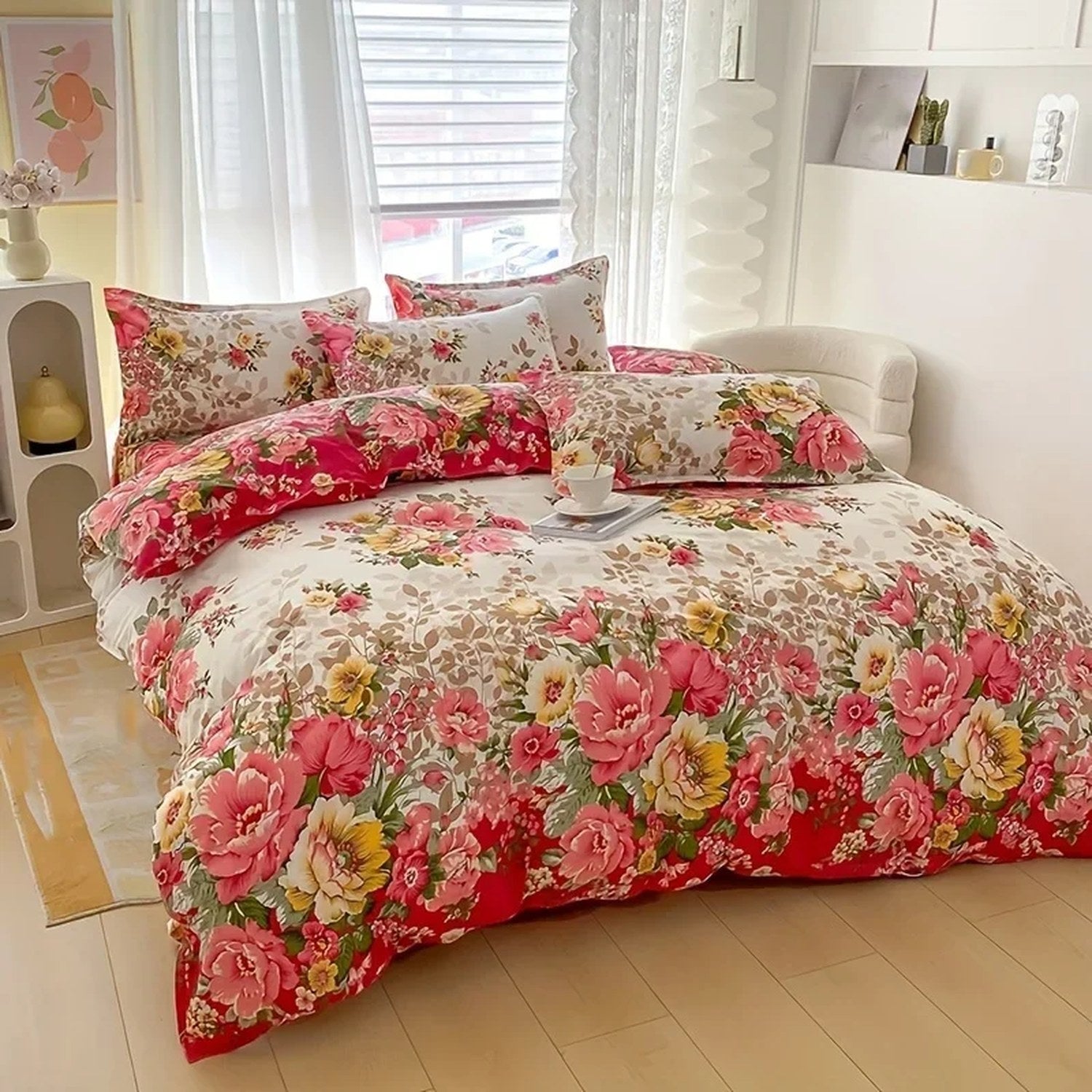 Parure de lit fleurie posée sur un lit dans une chambre lumineuse avec rideaux voilage