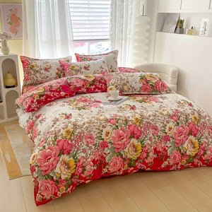 Parure de lit fleurie posée sur un lit dans une chambre lumineuse avec rideaux voilage