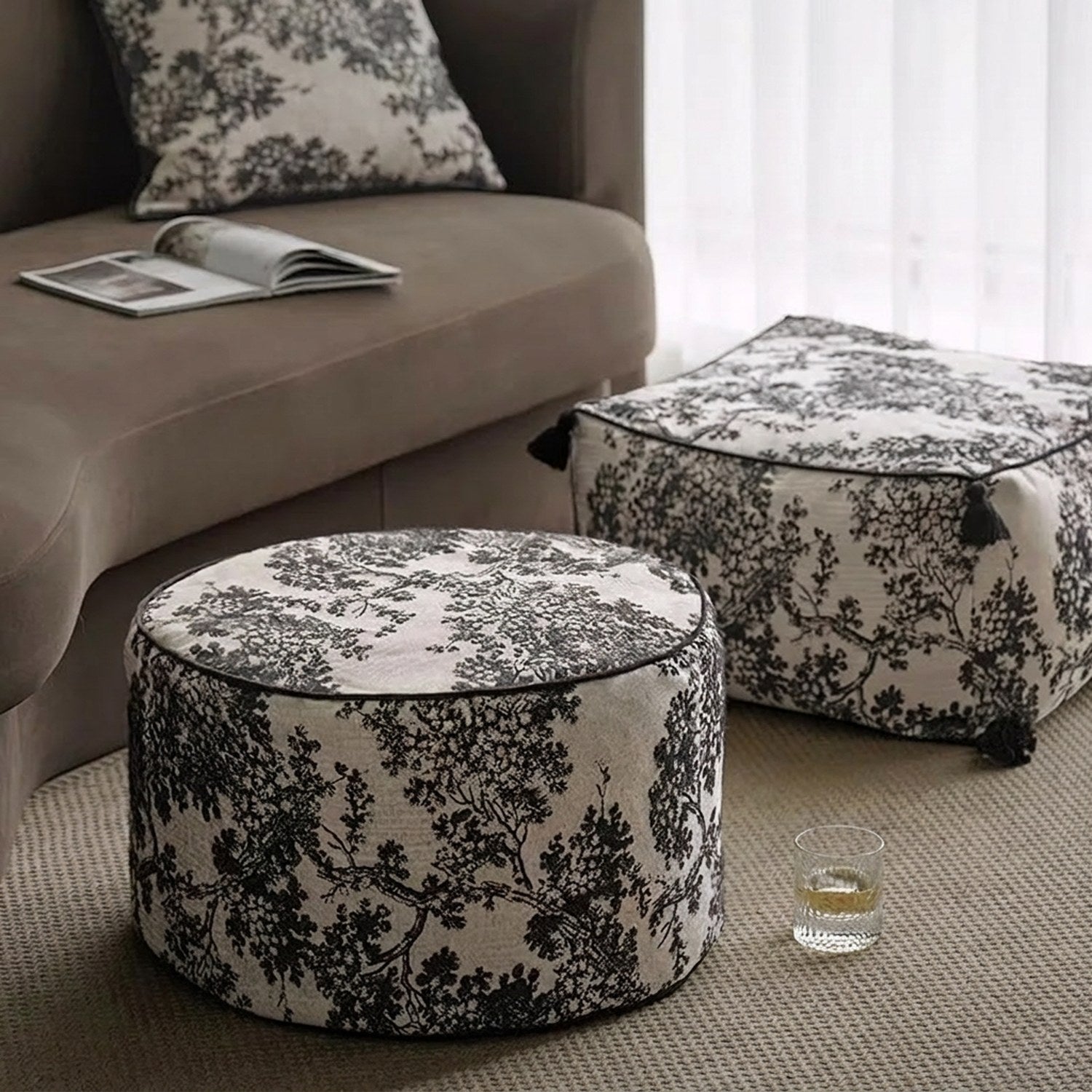 Pouf carré et pouf rond toile de Jouy dans un salon avec coussin assorti sur le canapé
