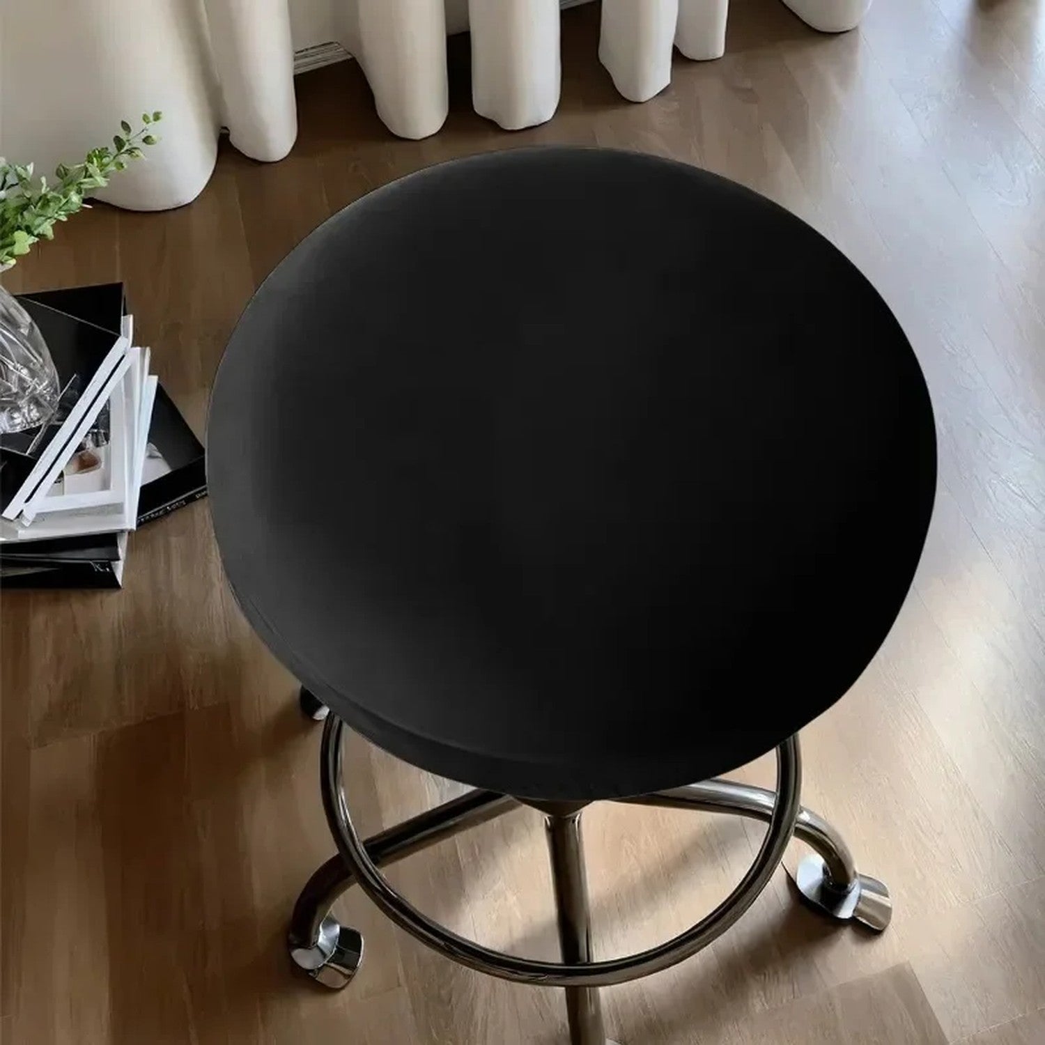 Housse de tabouret ronde noire ajustée sur un tabouret