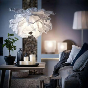 Abat-jour nuage en papier suspendu dans un salon cocooning