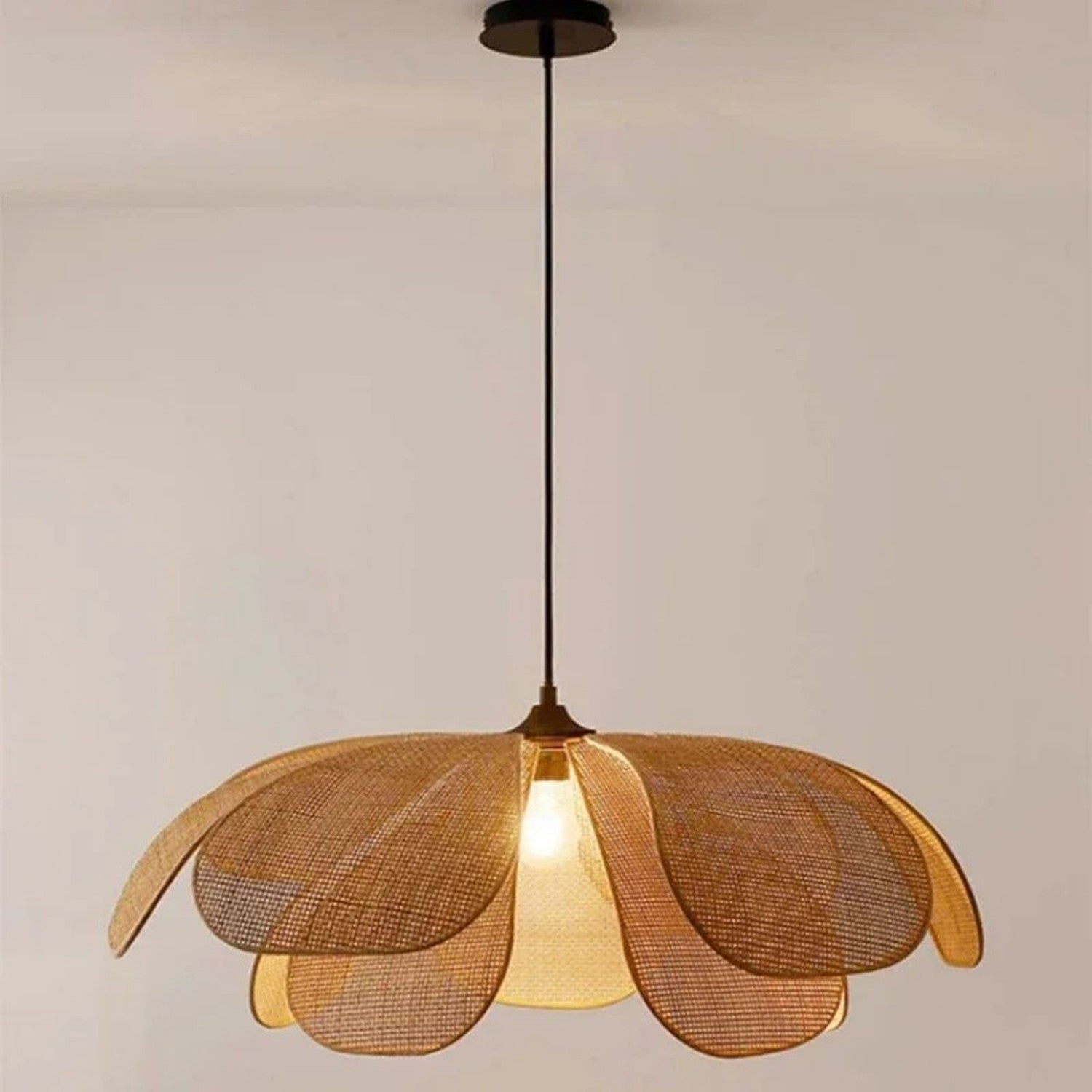 Lampe suspension rotin éclairée de face, ampoule allumée