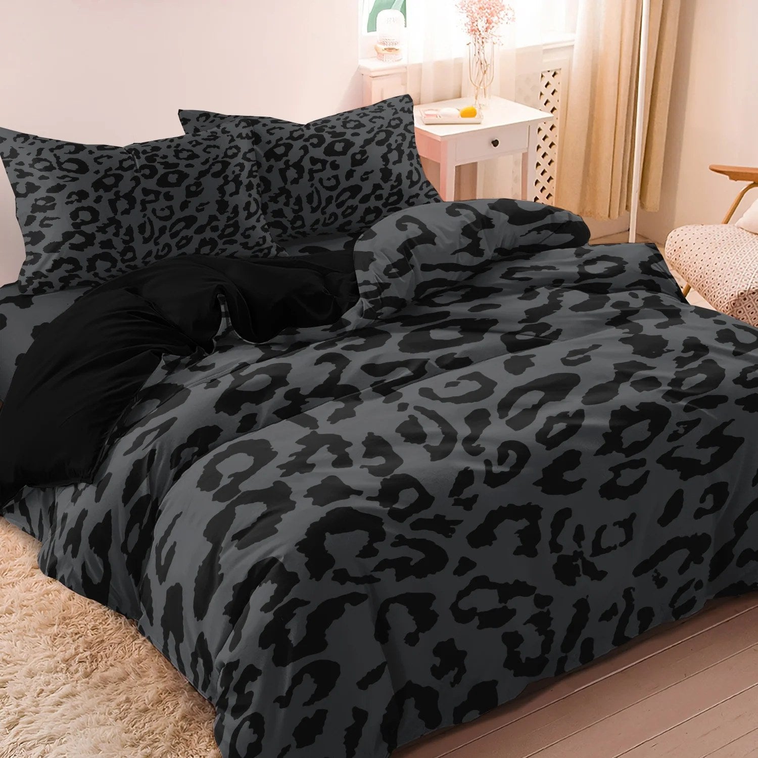 Parure de lit léopard gris et noir sur un lit double avec taies assorties
