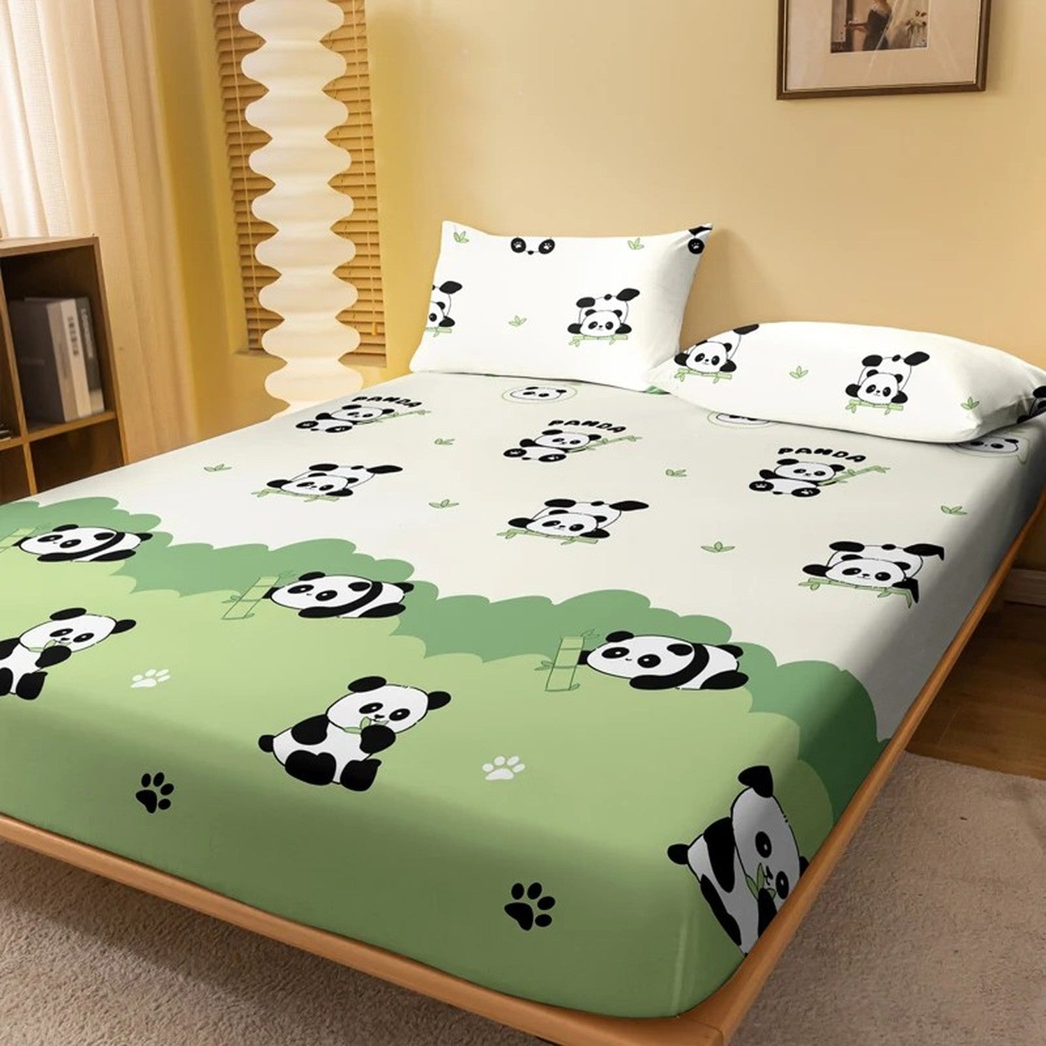 Drap-housse imprimé panda et bambou posé sur un lit deux places dans une chambre cosy