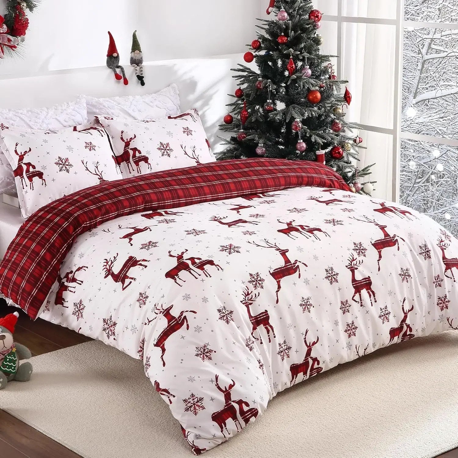 Parure de lit de Noël avec vue sur une fenêtre enneigée et sapin décoré