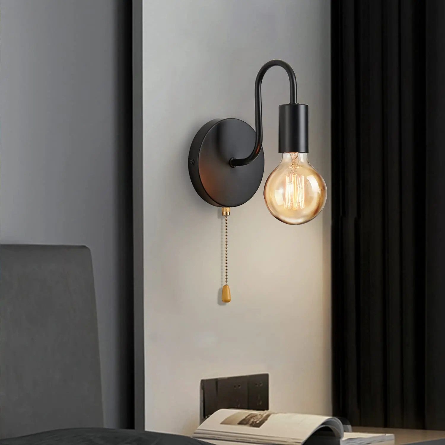 Applique murale noire vintage allumée sur un mur moderne gris