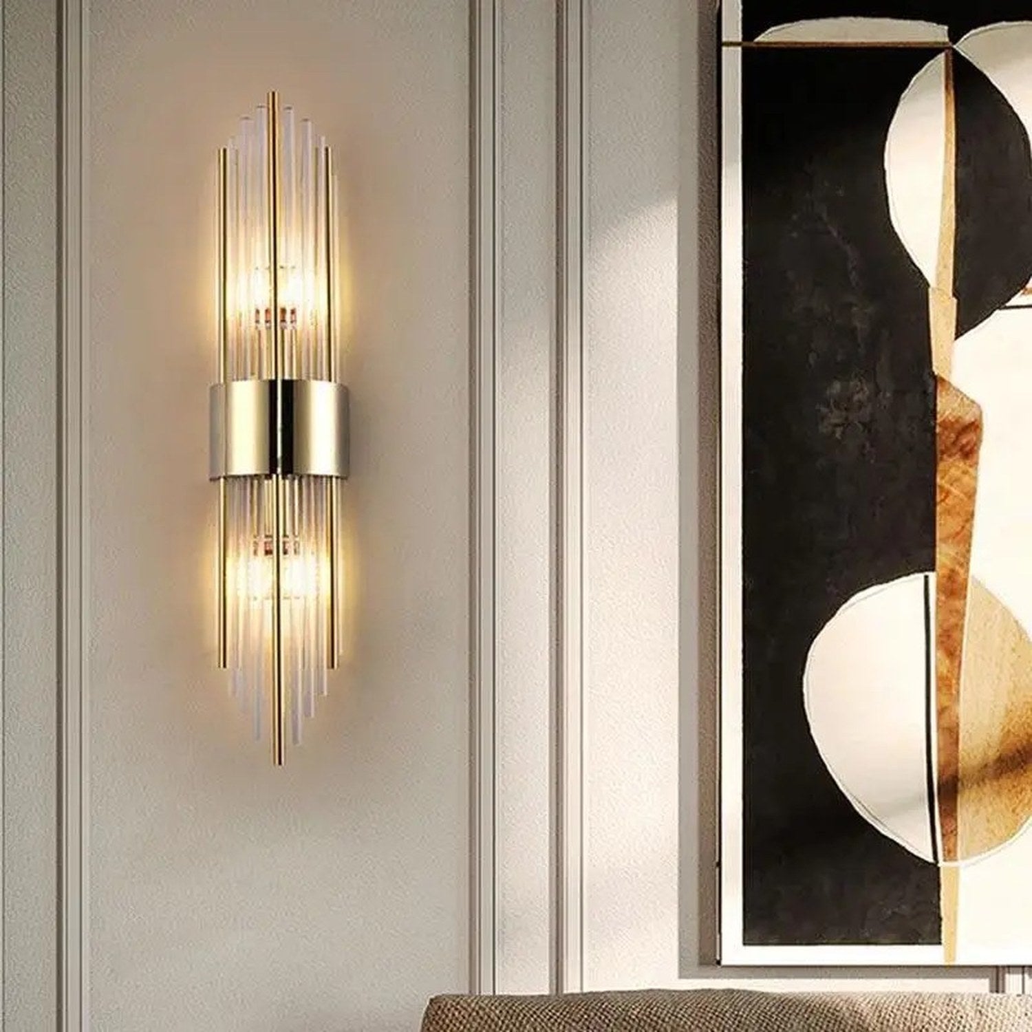Applique murale cristal doré installée près d'un tableau abstrait