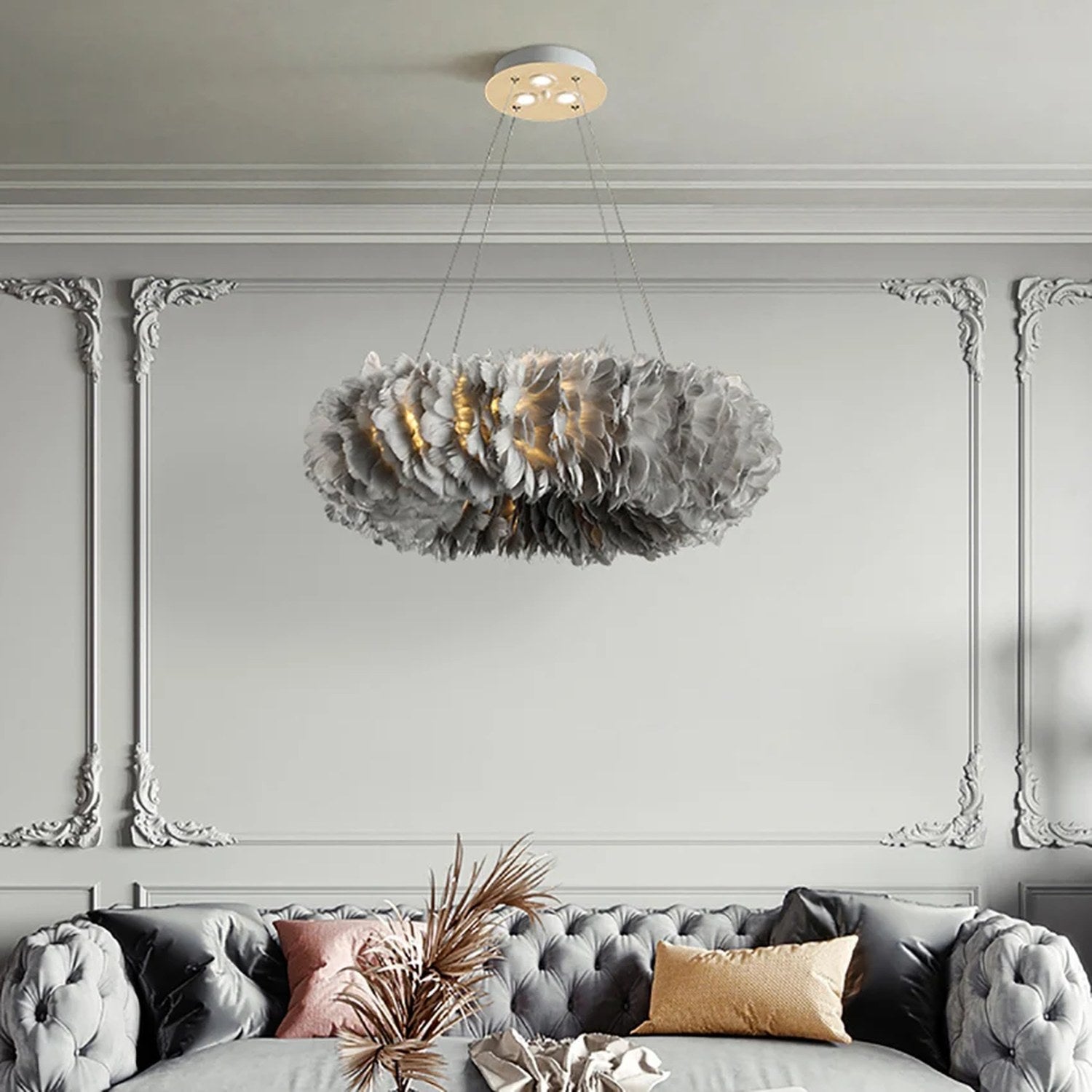 Lustre suspension en plumes grises allumé dans un salon classique chic