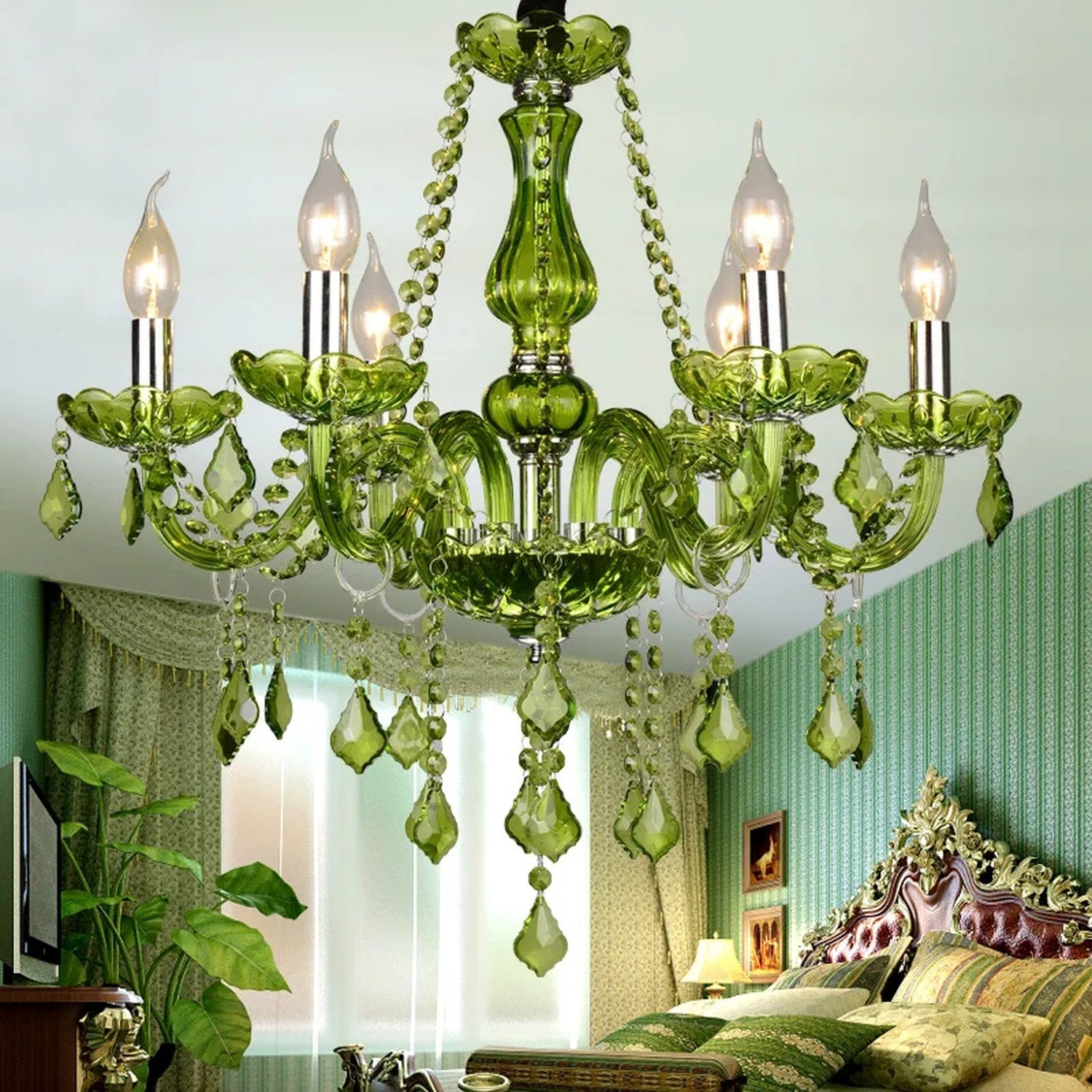 Lustre en cristal vert sans abat-jour dans une chambre cosy