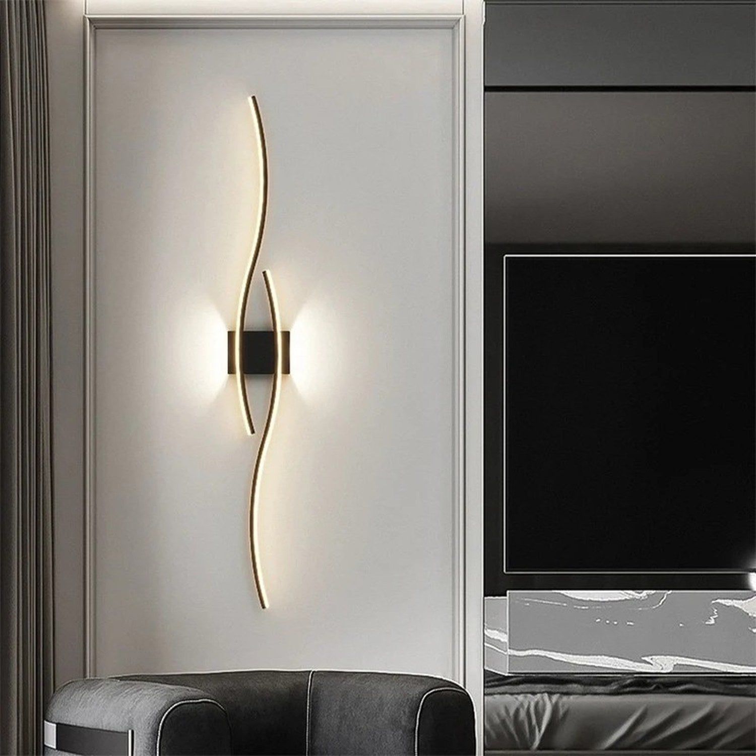 Applique murale noire double courbe LED accrochée verticalement sur un mur en bois clair près d'un téléviseur