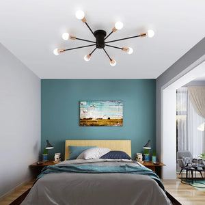 Plafonnier araignée noir et doré installé dans une chambre épurée