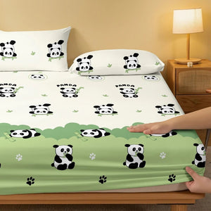 Drap-housse panda installé près d'une table de chevet en bois