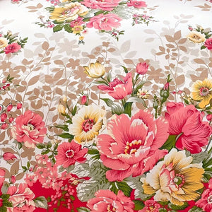 Détail du motif floral rose et doré sur la housse de couette