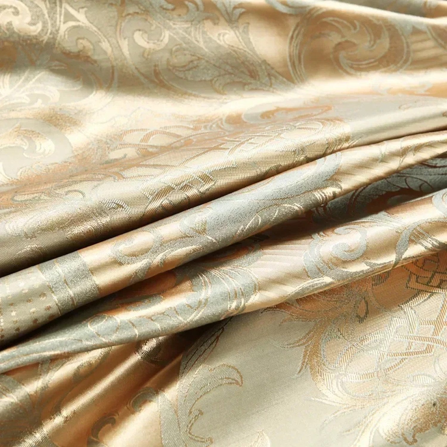 Détail des reflets satinés du satin jacquard de la parure de lit