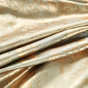 Détail des reflets satinés du satin jacquard de la parure de lit