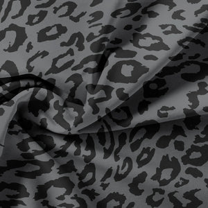 Détail du tissu léopard gris et noir de la housse de couette