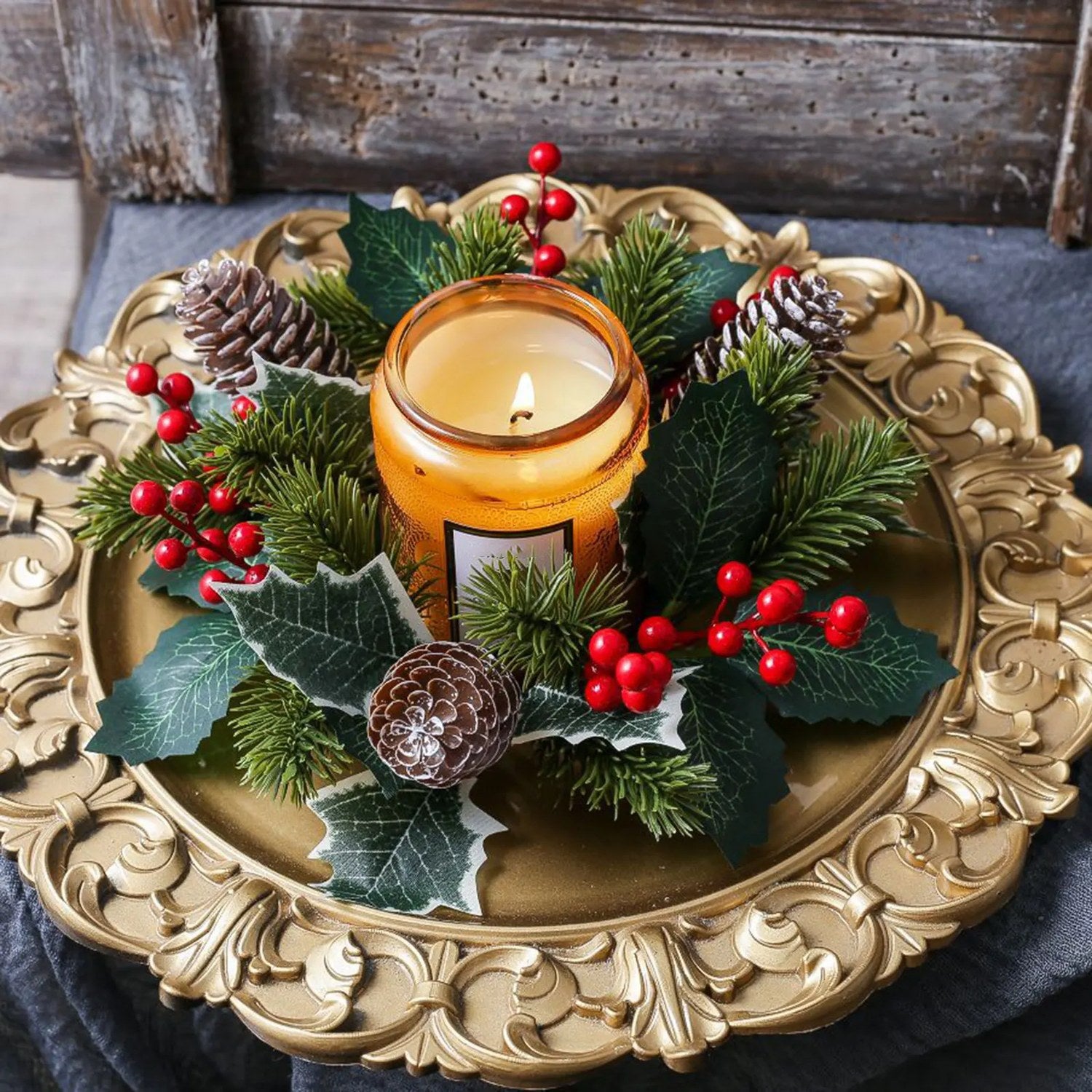 Couronne de Noël avec bougie sur un plateau doré décoratif