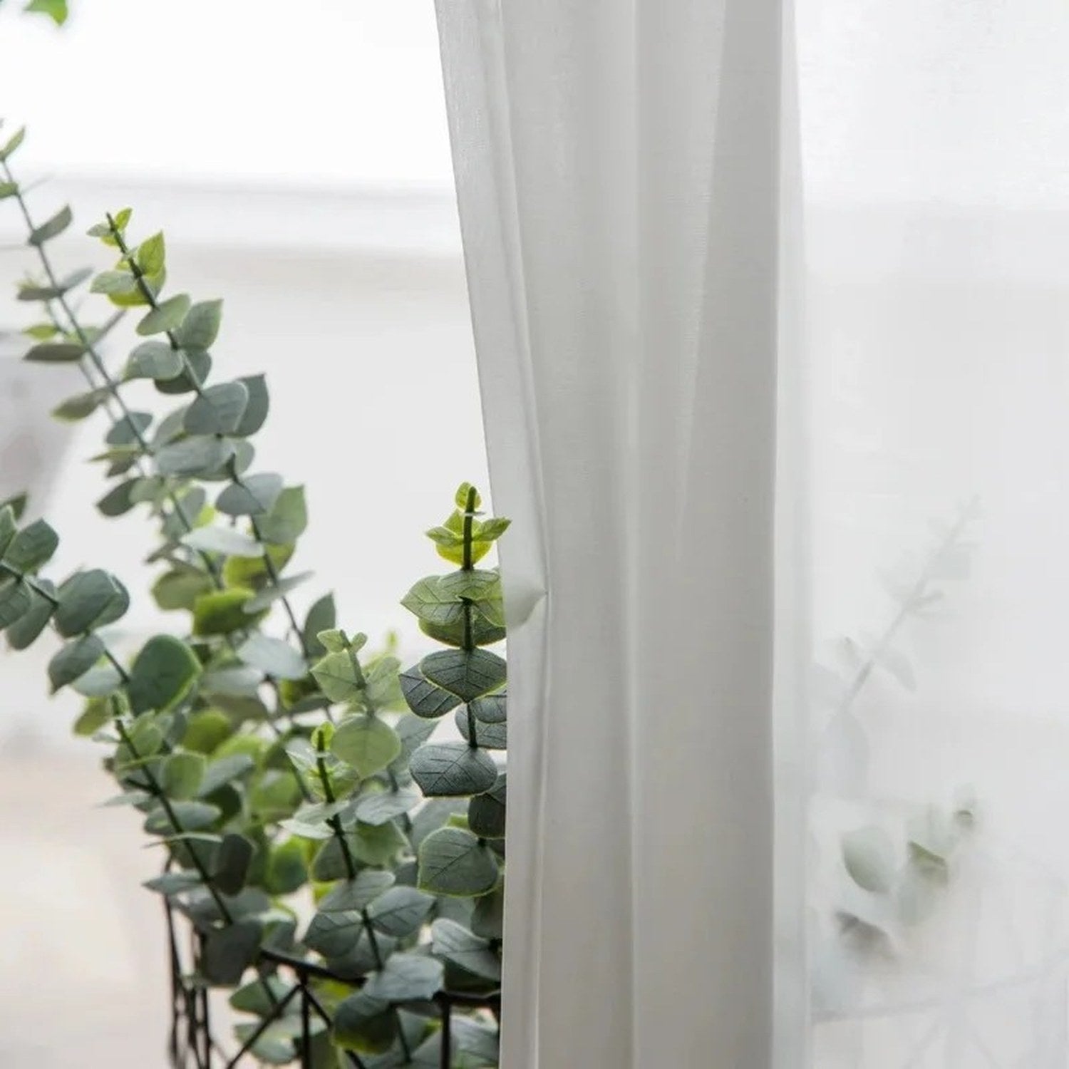 Gros plan sur la texture légère et transparente du voilage blanc