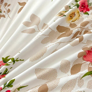 Gros plan sur le tissu microfibre plissé au motif floral