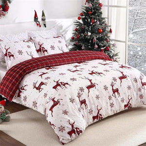 Détail du motif rennes tartan rouge et flocons de neige sur la housse de couette