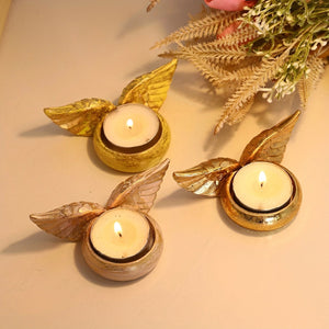 Trois bougeoirs ailes d'ange résine couleurs doré rose jaune avec bougies allumées décoration
