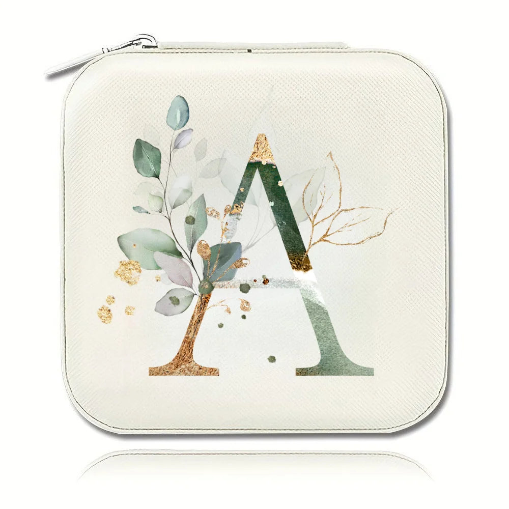 Vue de face de la boîte à bijoux de voyage personnalisée alphabet floral