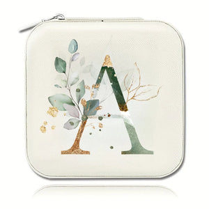 Vue de face de la boîte à bijoux de voyage personnalisée alphabet floral