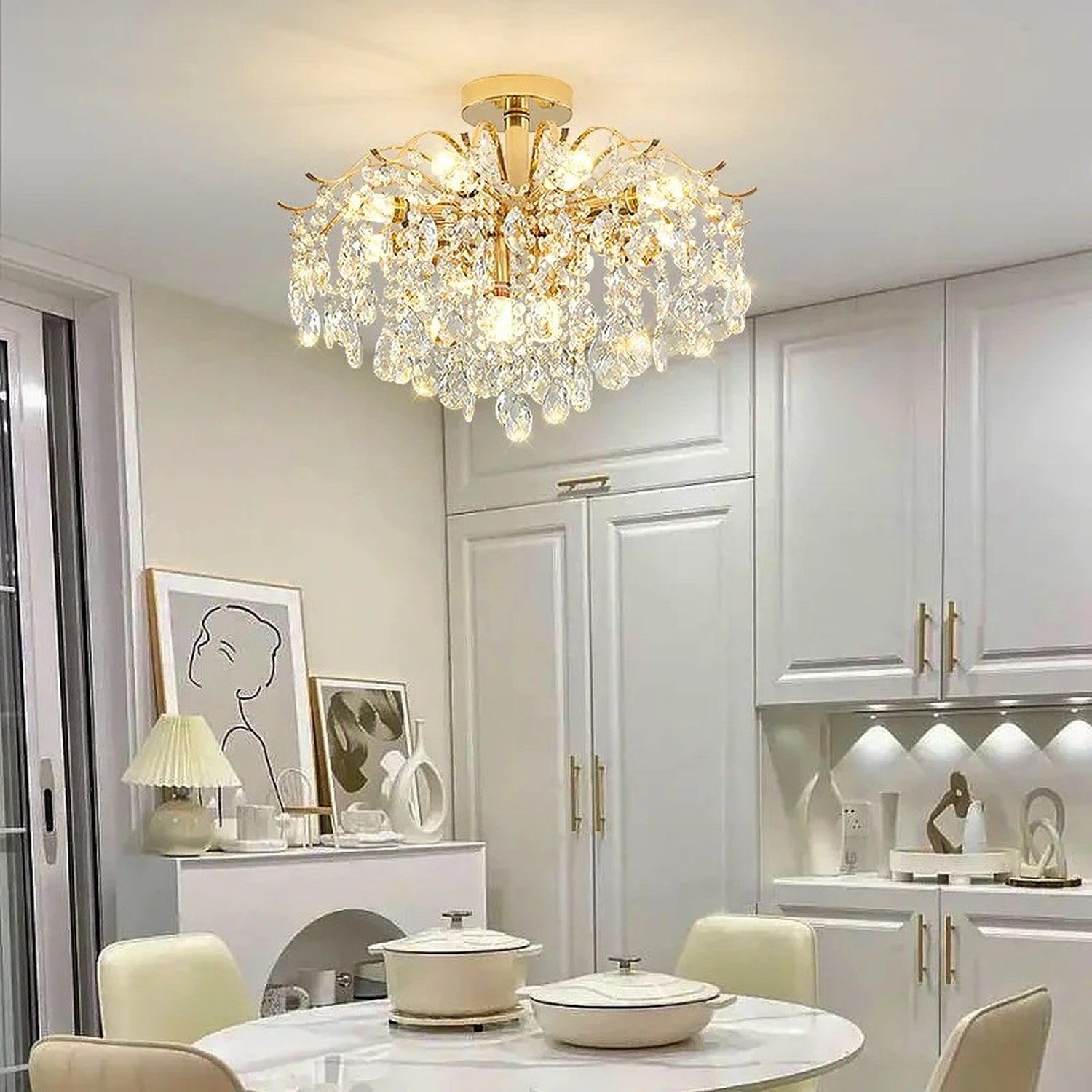 Lustre cristal doré allumé dans une cuisine ouverte moderne