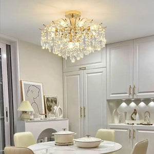 Lustre cristal doré allumé dans une cuisine ouverte moderne