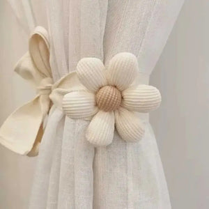 Attache rideau ivoire à fleur 3D nouée sur un voilage blanc
