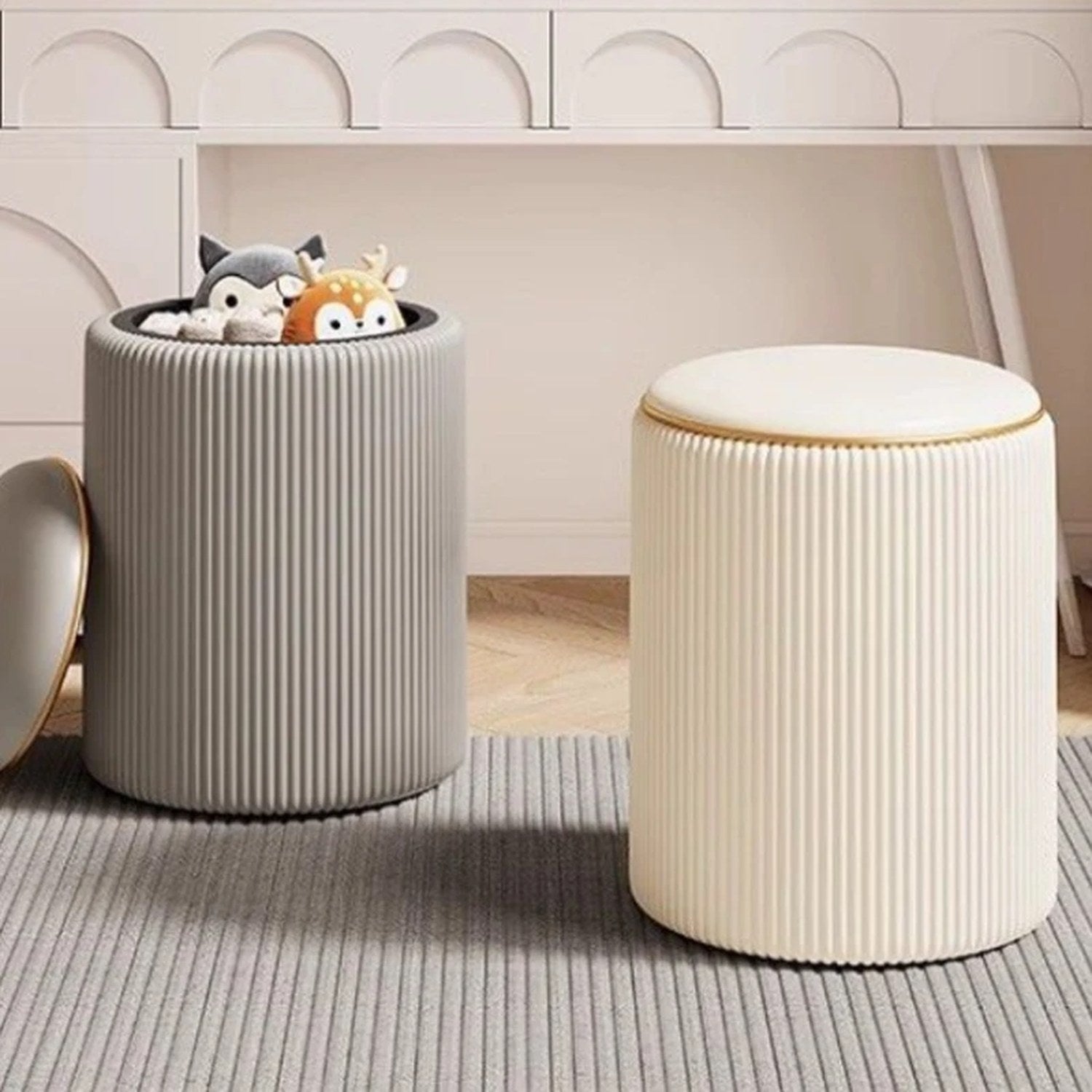 Tabouret de rangement rond en gris et en beige côte à côte