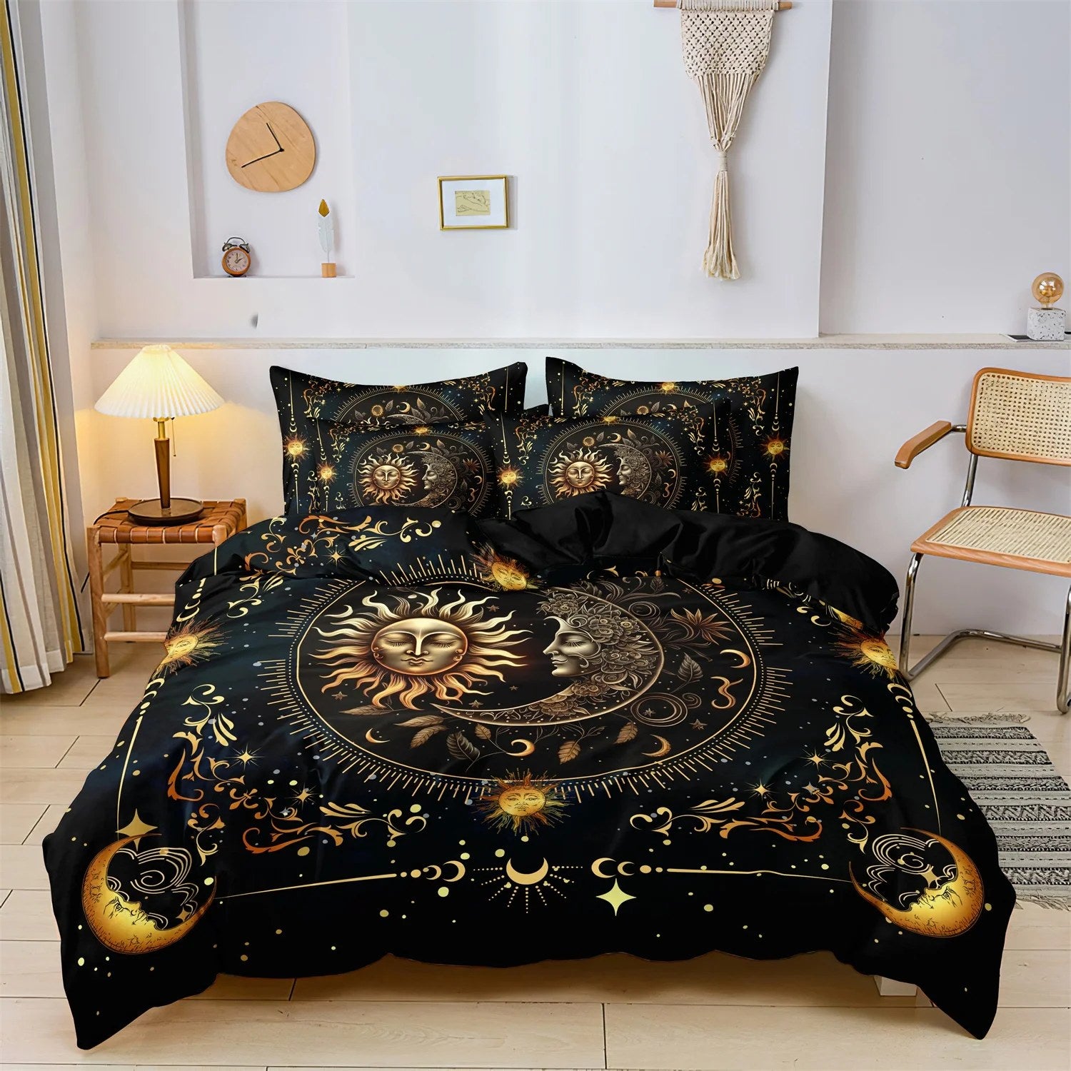 Parure de lit céleste sur un lit dans une chambre lumineuse avec fauteuil en rotin