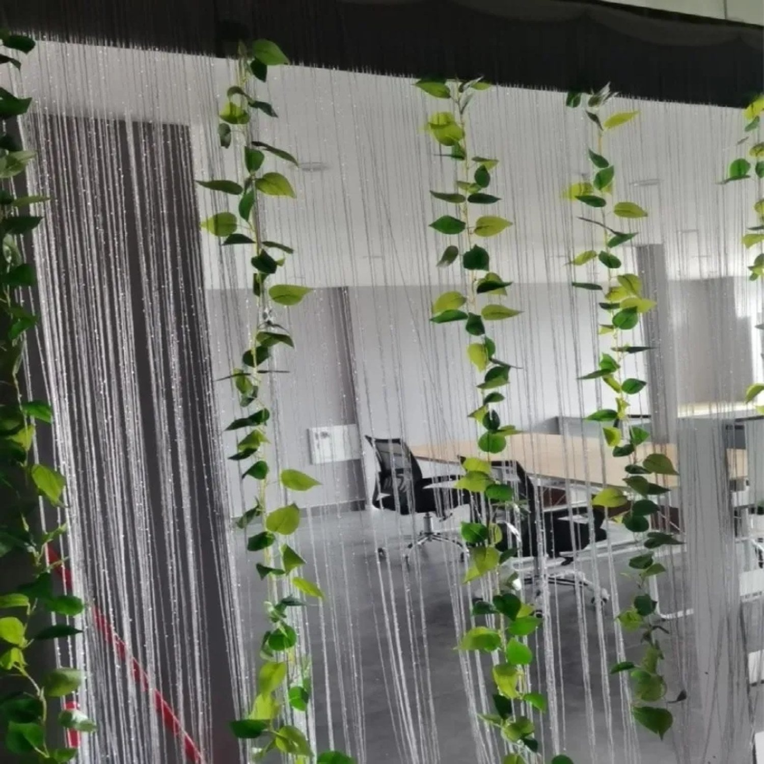 Rideau à fils installé comme cloison décorative dans un intérieur lumineux