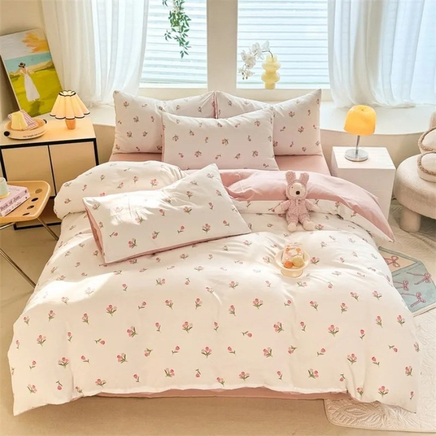Parure de lit tulipe installée sur un lit avec taies assorties