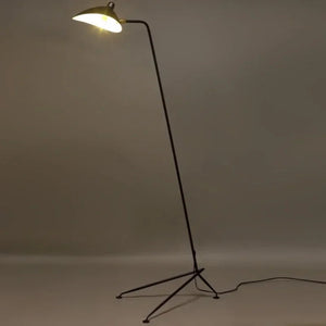 Lampadaire trépied métal noir allumé lumière chaude