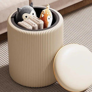 Tabouret de rangement beige ouvert montrant l'assise rembourrée à liseré doré