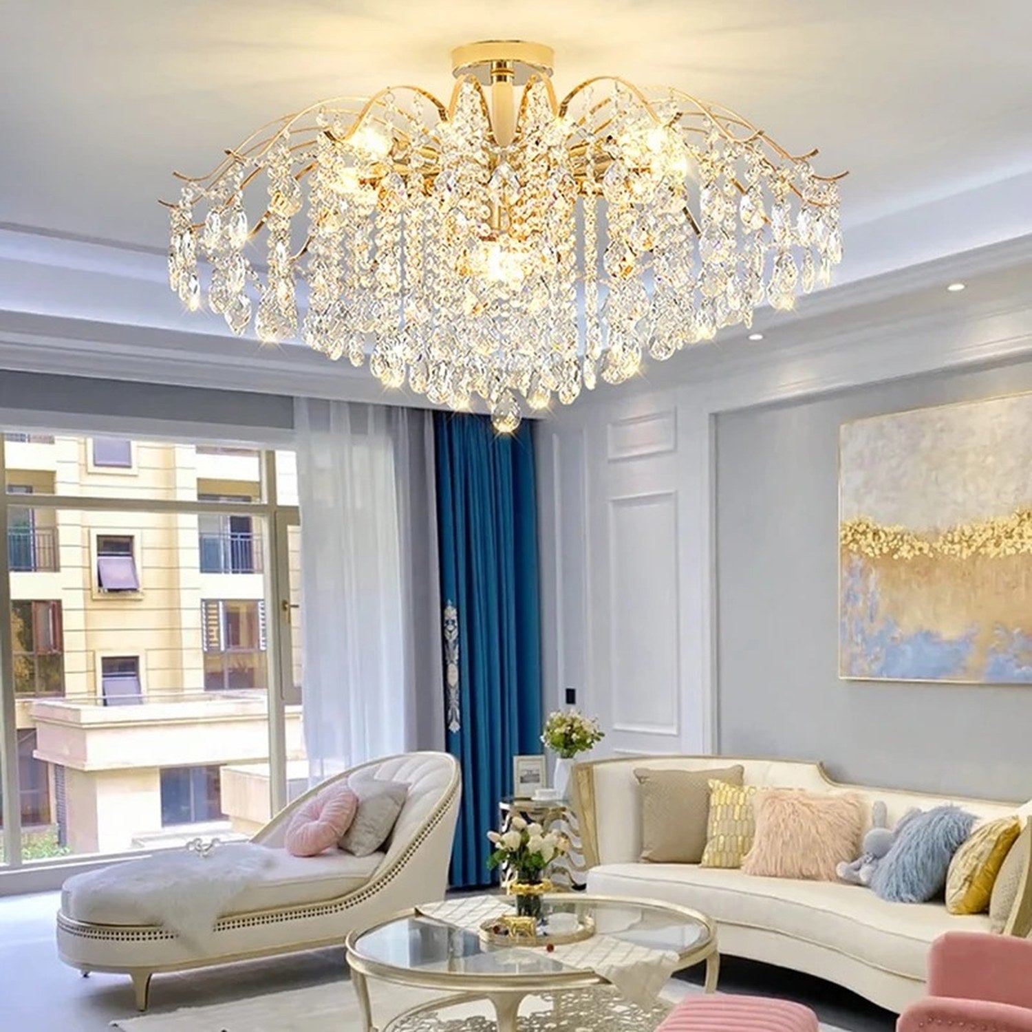 Lustre cristal doré éclairant un grand salon lumineux