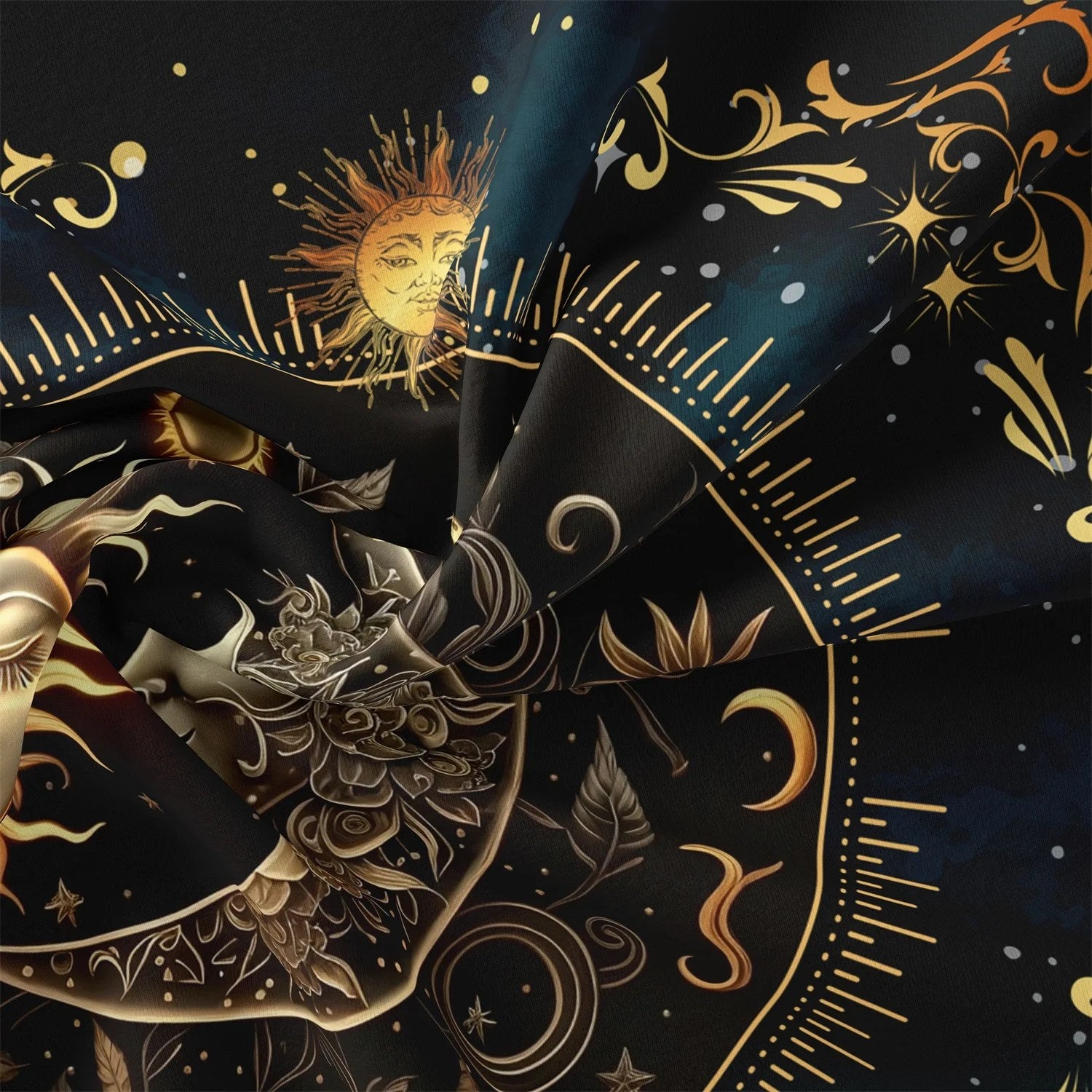 Détail du tissu de la parure de lit avec soleil doré lune argentée et étoiles
