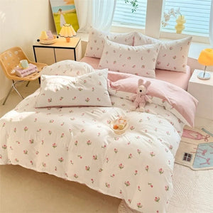 Parure de lit tulipe avec revers rose dans une chambre lumineuse