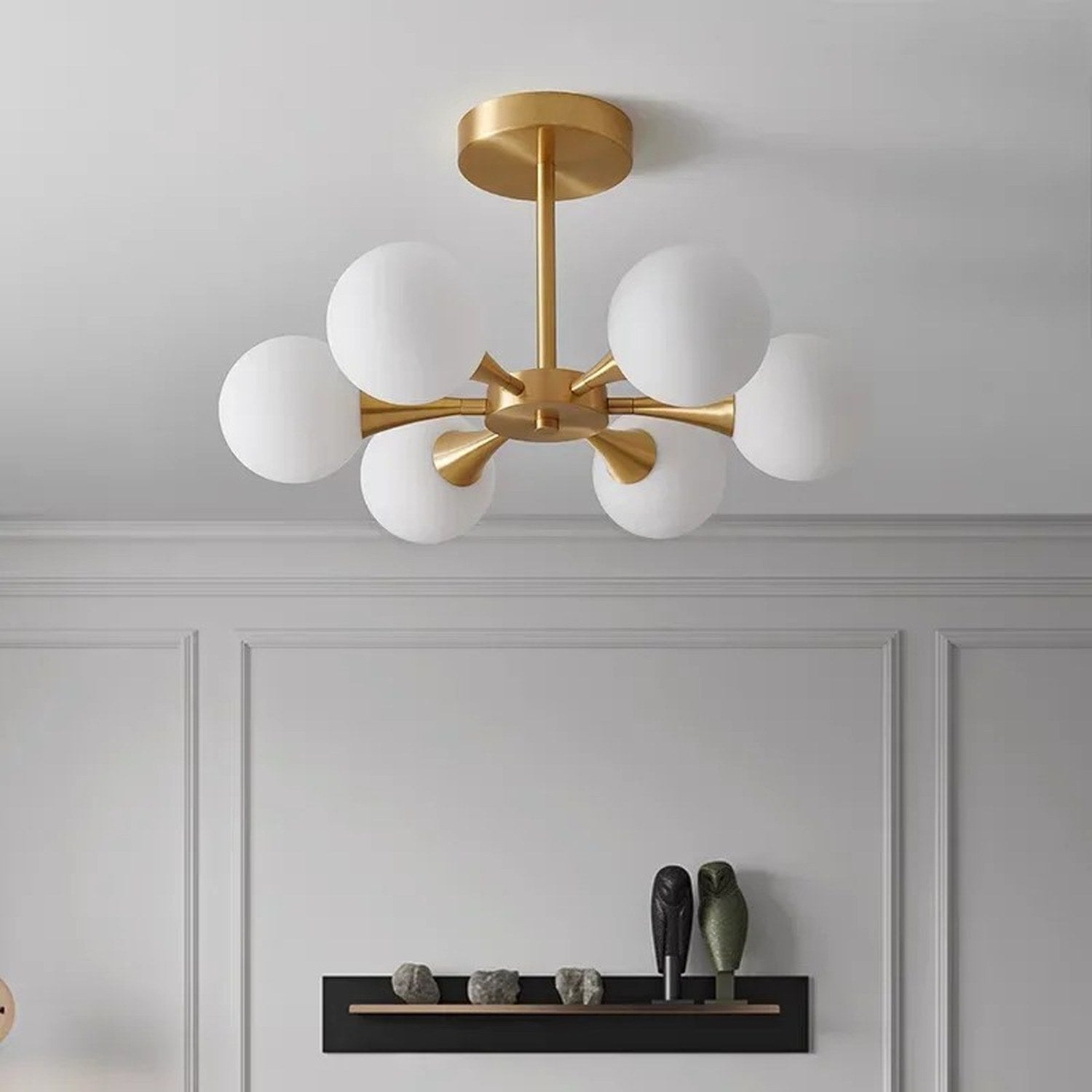 Lustre art déco 6 globes opalins en étoile dans un salon avec console